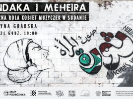 Na białym murze graffiti z głową śpiewającej kobiety z chustką na włosach, napisem po arabsku i angielsku (Woman's voice is revolution), w lewym górnym rogu biało-czarny napis Kandaka i Meheira: polityczna rola kobiet muzyczek w Sudanie Katarzyna Grabska 4/11/2021 godz. 19:00 Live, na dole pasek z logotypami organizatorów, partnerów i grantodawcy