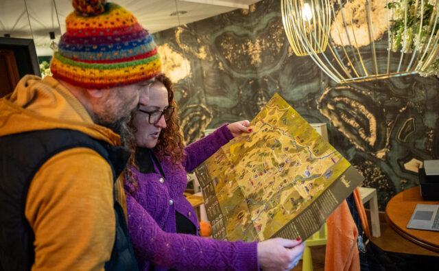 Zdjęcie dwóch osób oglądających rozłożoną mapę.
