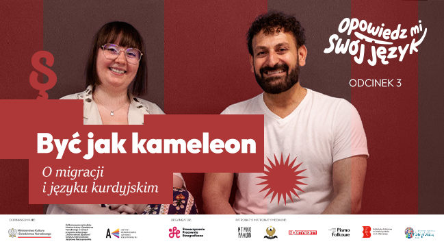 Darin Loka - gość podcastu oraz Aleksandra Tarka, która przeprowadzała z nim rozmowę stoją obok siebie patrzą w obiektyw i uśmiechają się.  Na grafice widnieje tytuł odcinka: „Być jak kameleon. O migracji i języku kurdyjskim”. 